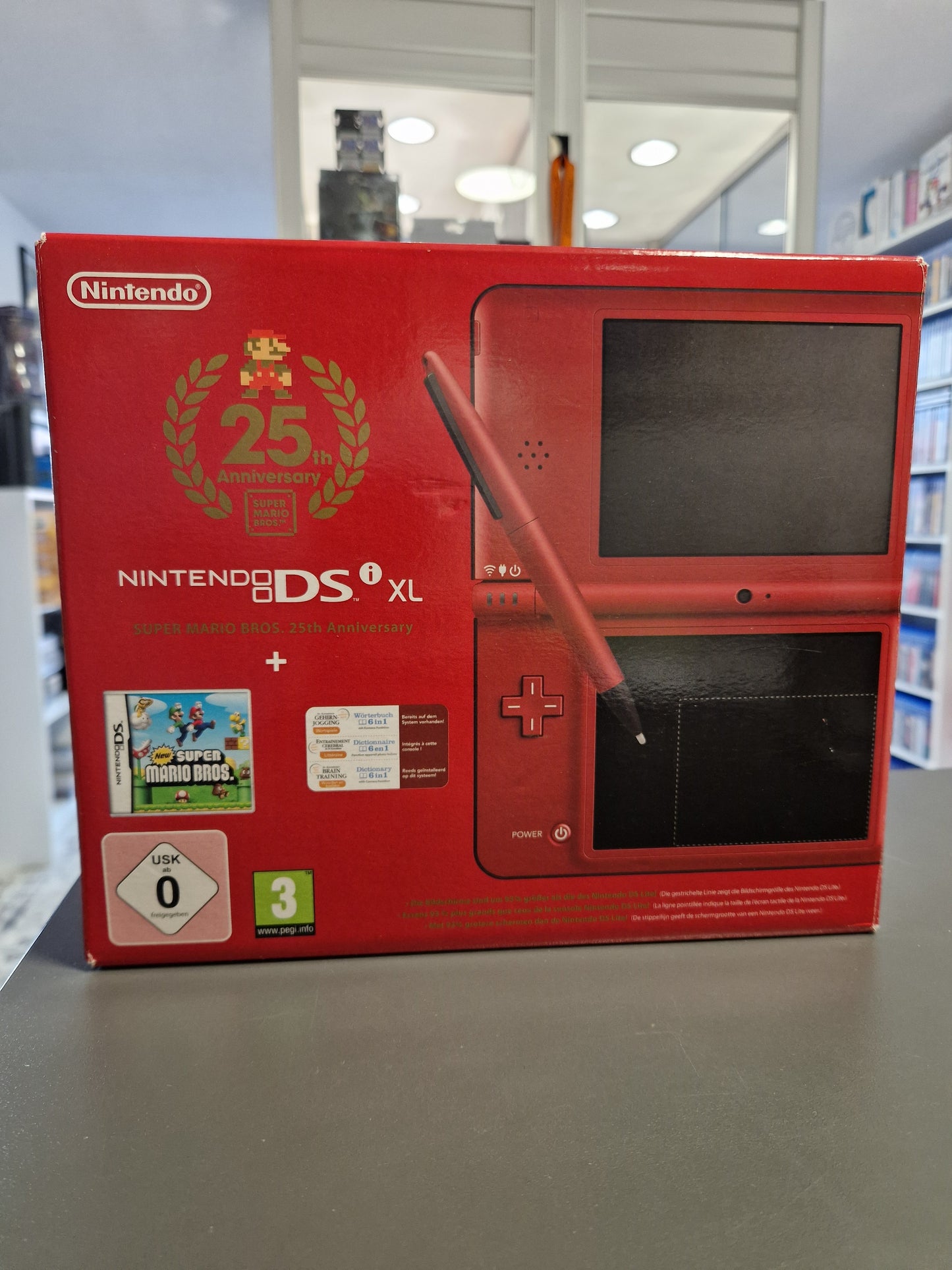 Nintendo DSi XL Mario 25th Anniversary Edition OVP Vorderseite - Memory Lane Games Rhauderfehn