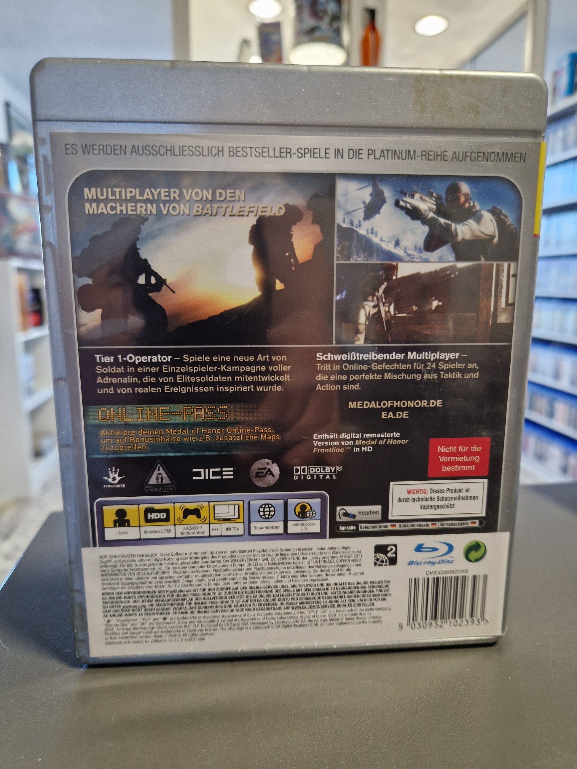 Rückseite der Platinum Verpackung mit Spielszenen, Features und dem Barcode 5030932102393.