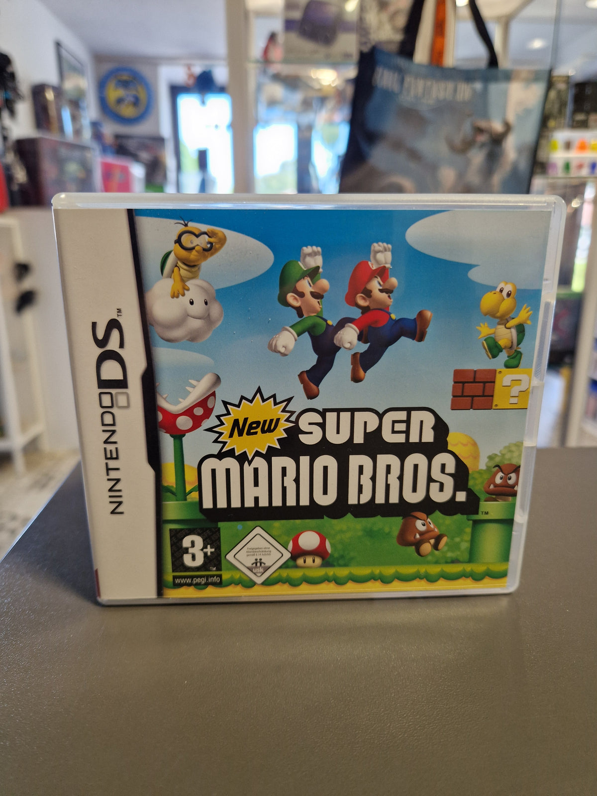 Vorderseite der Nintendo DS Hülle von New Super Mario Bros. mit Mario, Luigi und USK/PEGI Logo.
