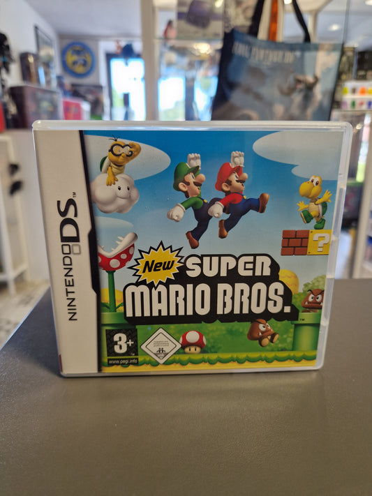 Vorderseite der Nintendo DS Hülle von New Super Mario Bros. mit Mario, Luigi und USK/PEGI Logo.