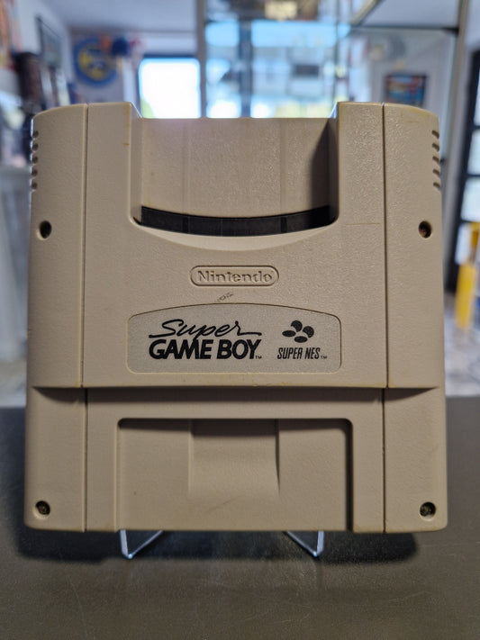 Vorderseite des originalen Super Game Boy Adapters für das Super Nintendo SNES.