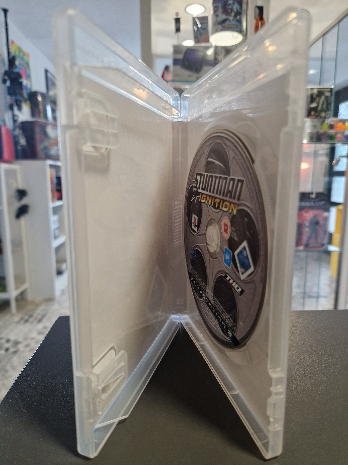 Geöffnete PS3-Hülle zeigt die originale, geprüfte Spiele-Disc sicher auf der Halterung (ohne Handbuch).