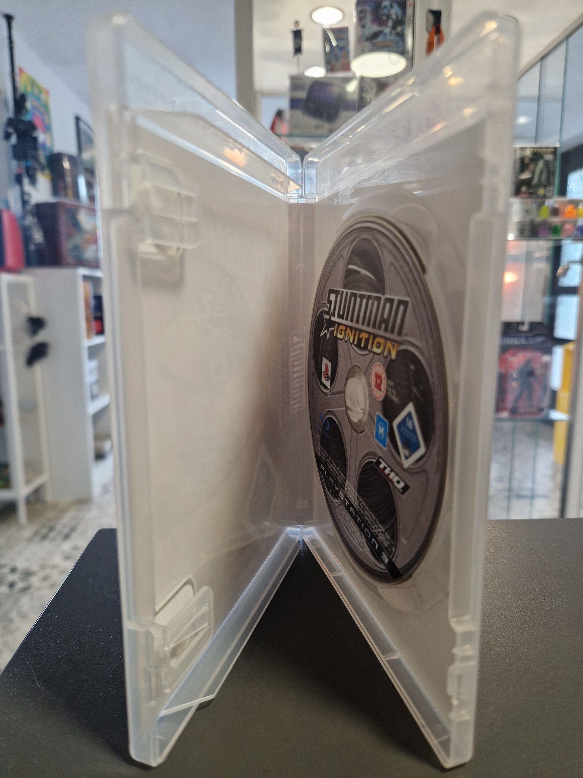 Geöffnete PS3-Hülle zeigt die originale, geprüfte Spiele-Disc sicher auf der Halterung (ohne Handbuch).