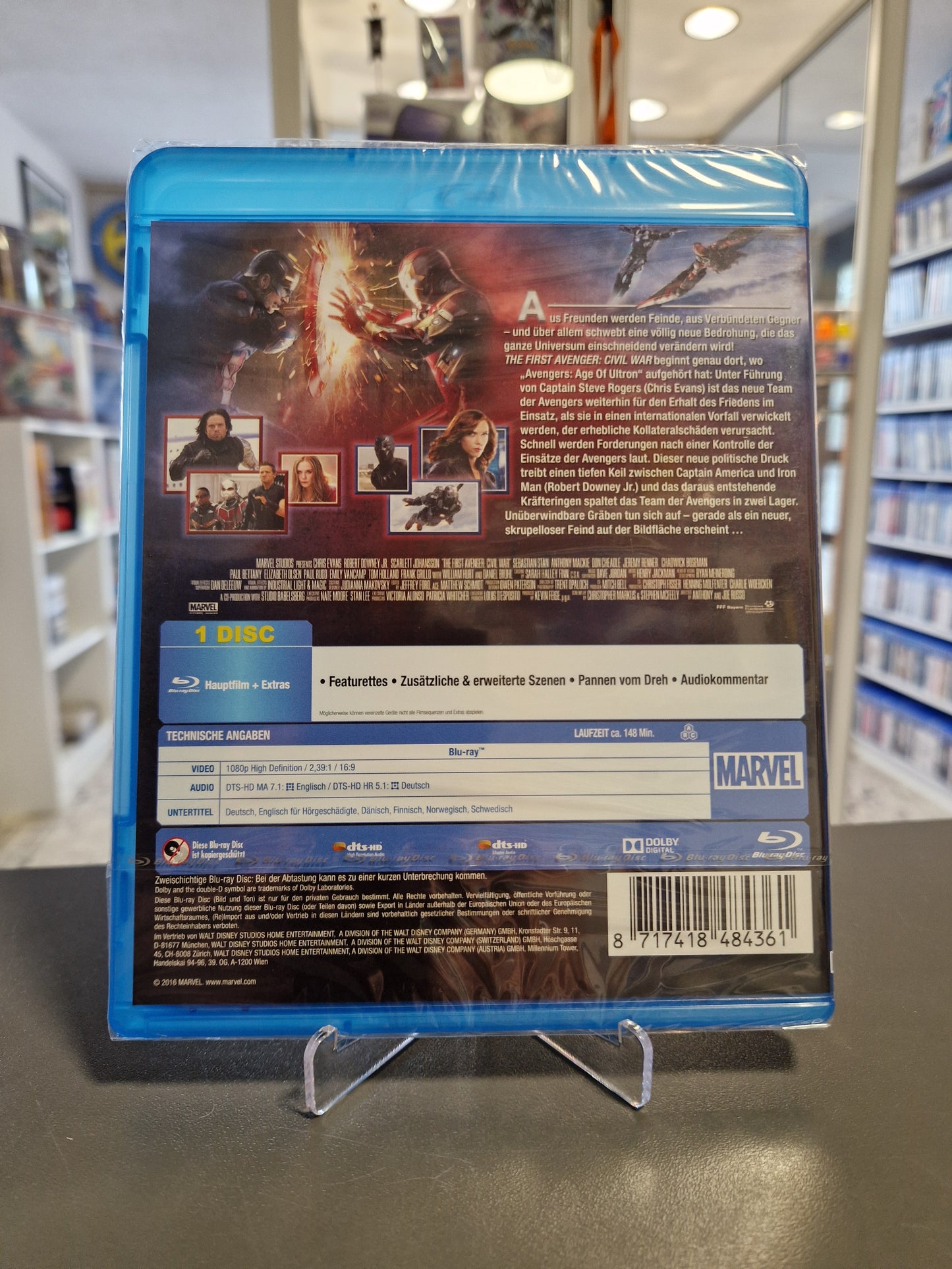 Rückseite der Blu-ray Hülle von Marvels „The First Avenger: Civil War“ mit Barcode, technischen Angaben, Filmbeschreibung und Szenenbildern.
