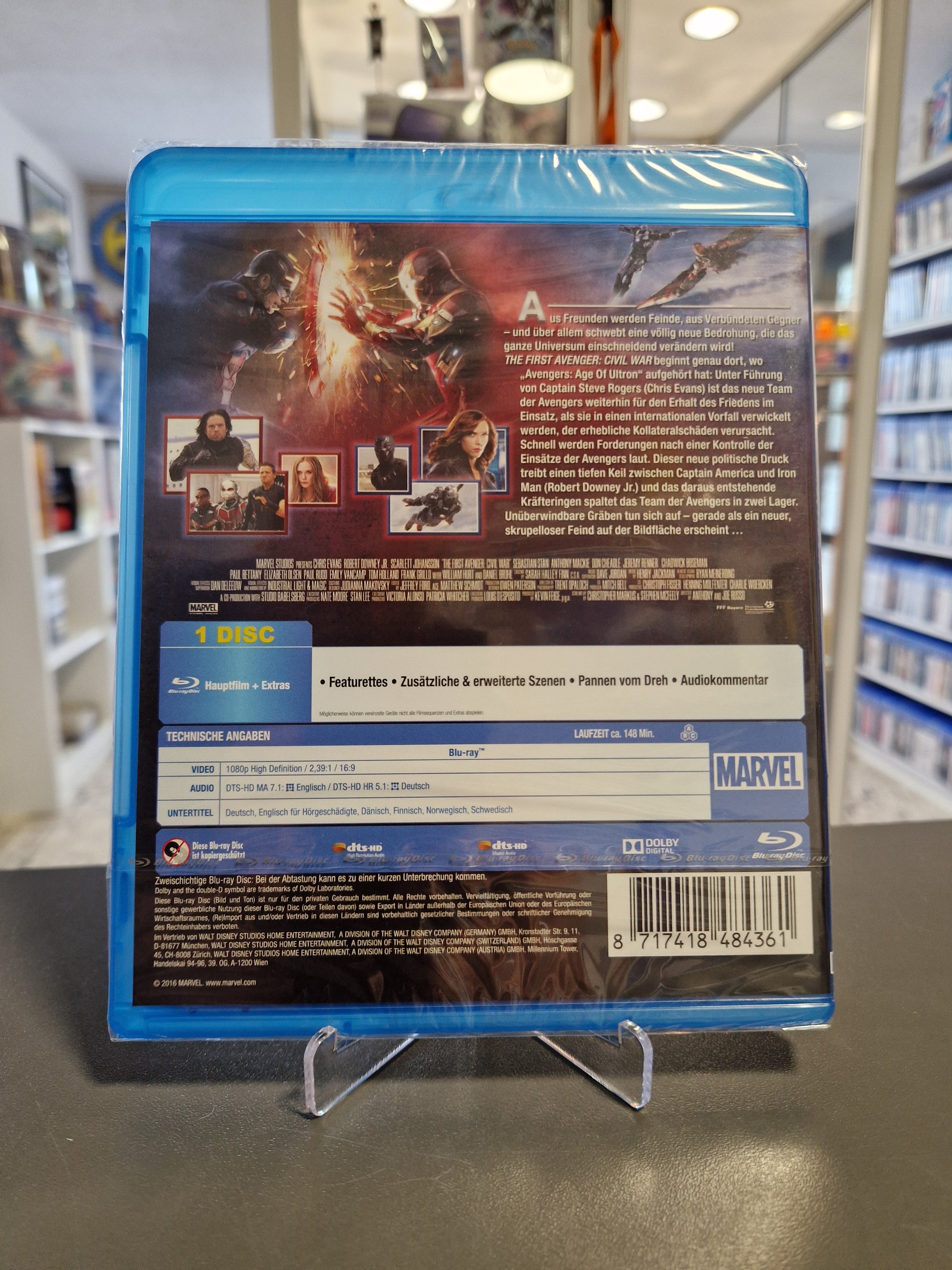 Rückseite der Blu-ray Hülle von Marvels „The First Avenger: Civil War“ mit Barcode, technischen Angaben, Filmbeschreibung und Szenenbildern.