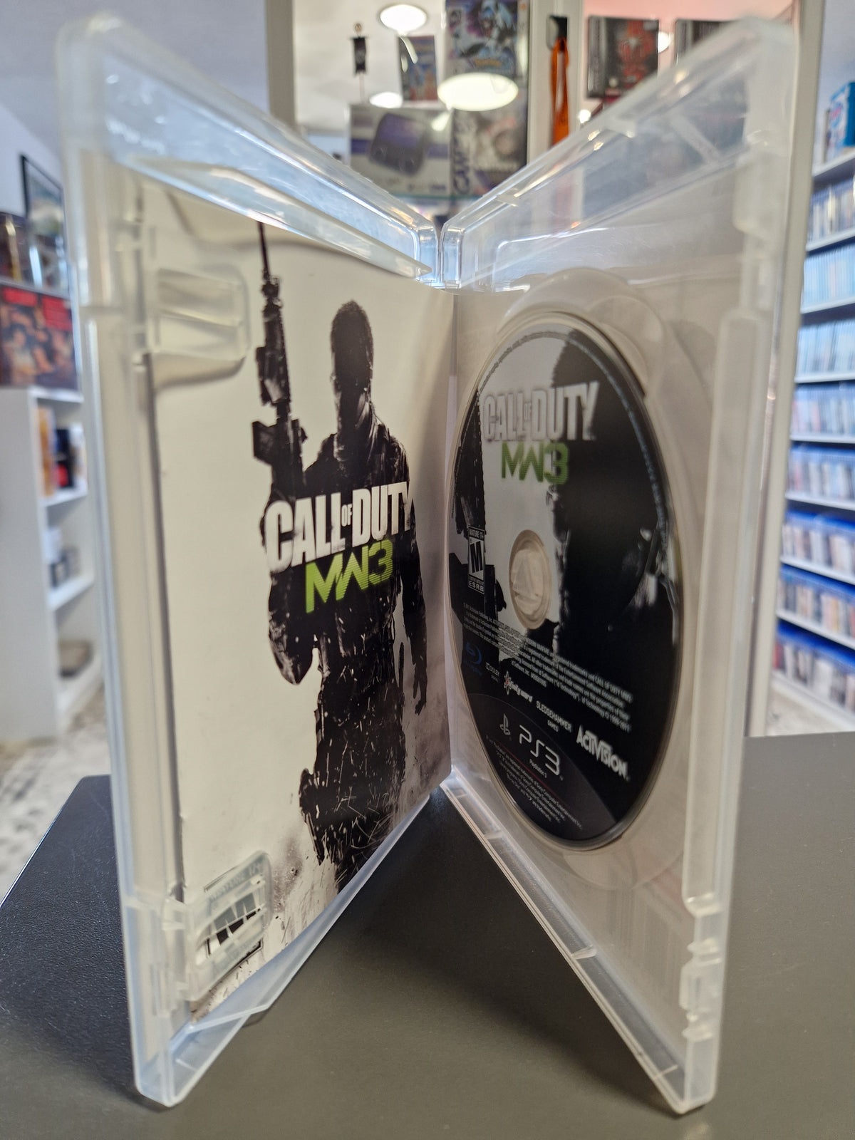 Geöffnete PS3 Hülle von Call of Duty MW3 US-Import mit Disc und Anleitung.