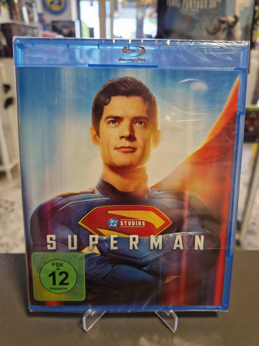 Vorderseite der originalverpackten Blu-ray Hülle von Superman (Regie James Gunn) mit David Corenswet im blauen Superheldenanzug mit DC Studios Logo und grünem FSK 12 Emblem.