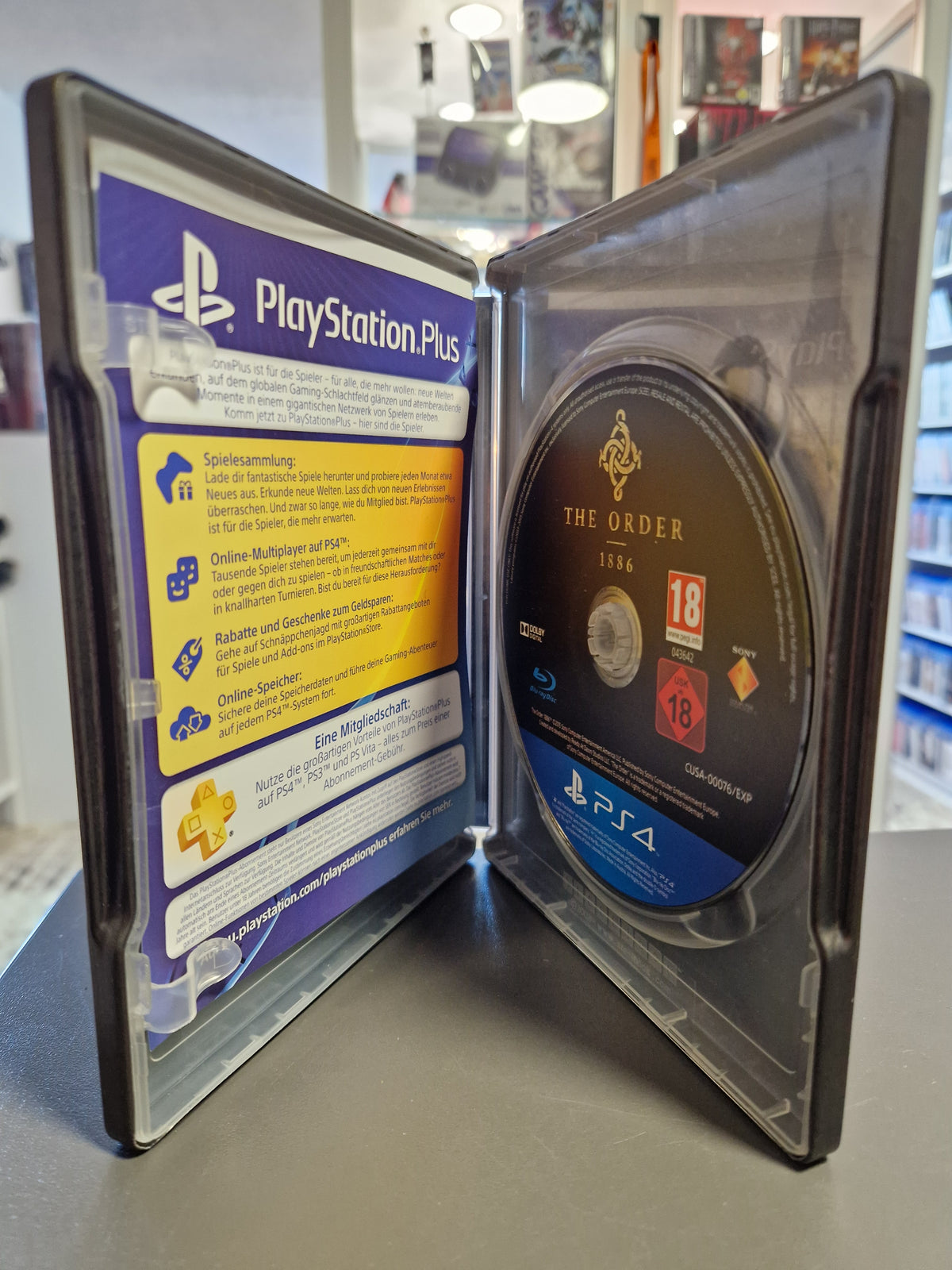 Geöffnetes SteelBook von The Order 1886 mit eingelegter PS4 Disc und Flyern.