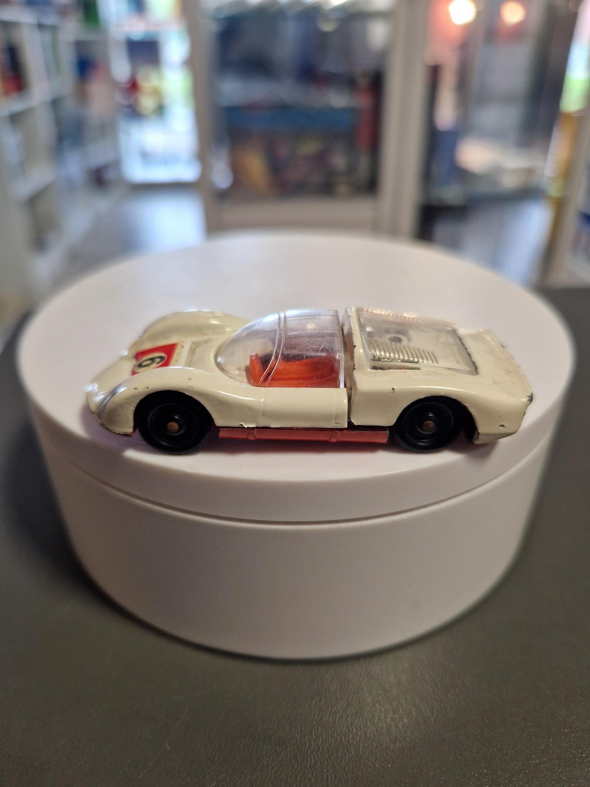 Seitenansicht des Siku V 285 Porsche Carrera 906  in Weiß mit roten Sitzen