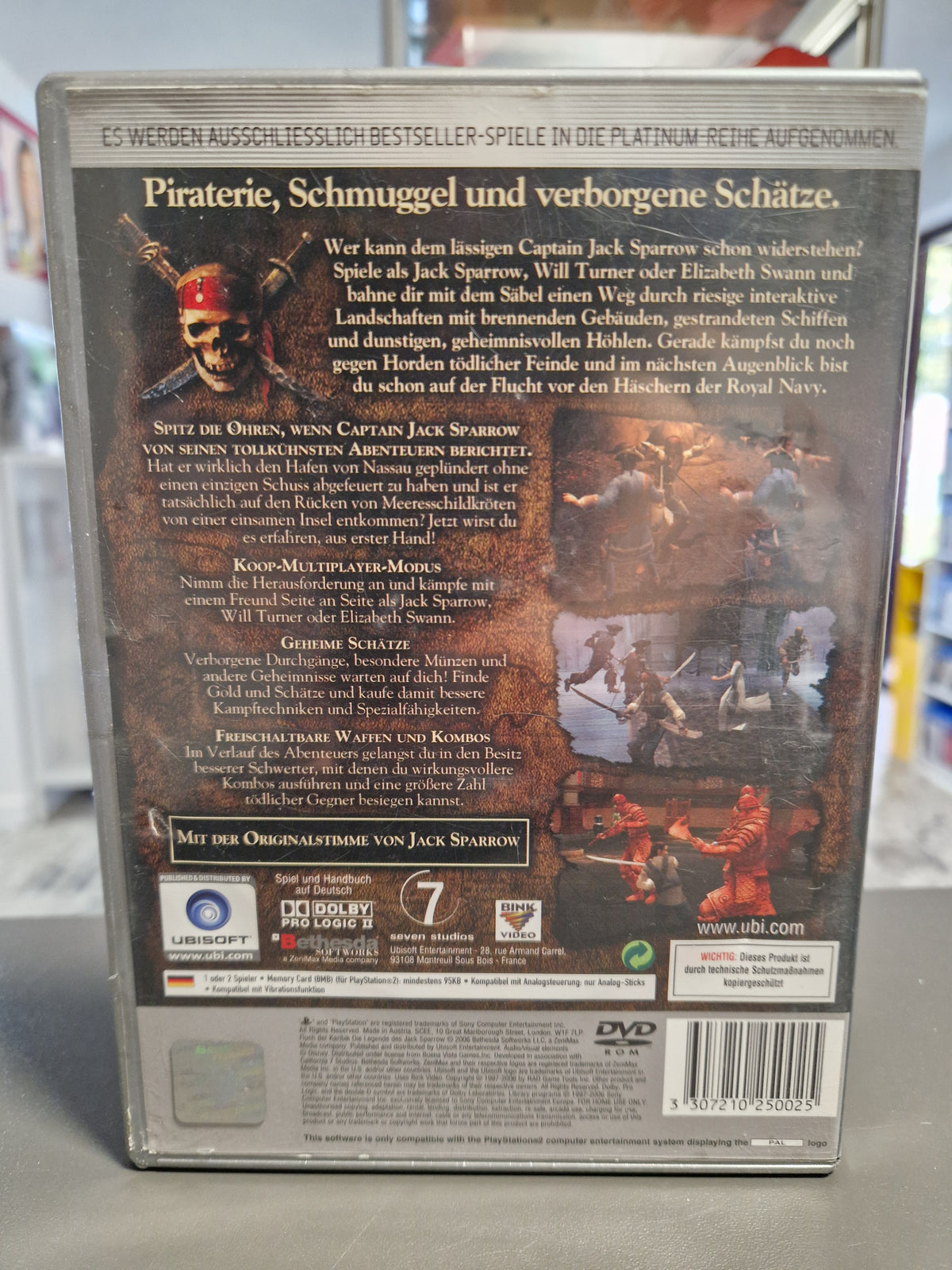 Rückseite der PS2 Hülle von Fluch der Karibik Die Legende des Jack Sparrow mit Barcode 3307210250025