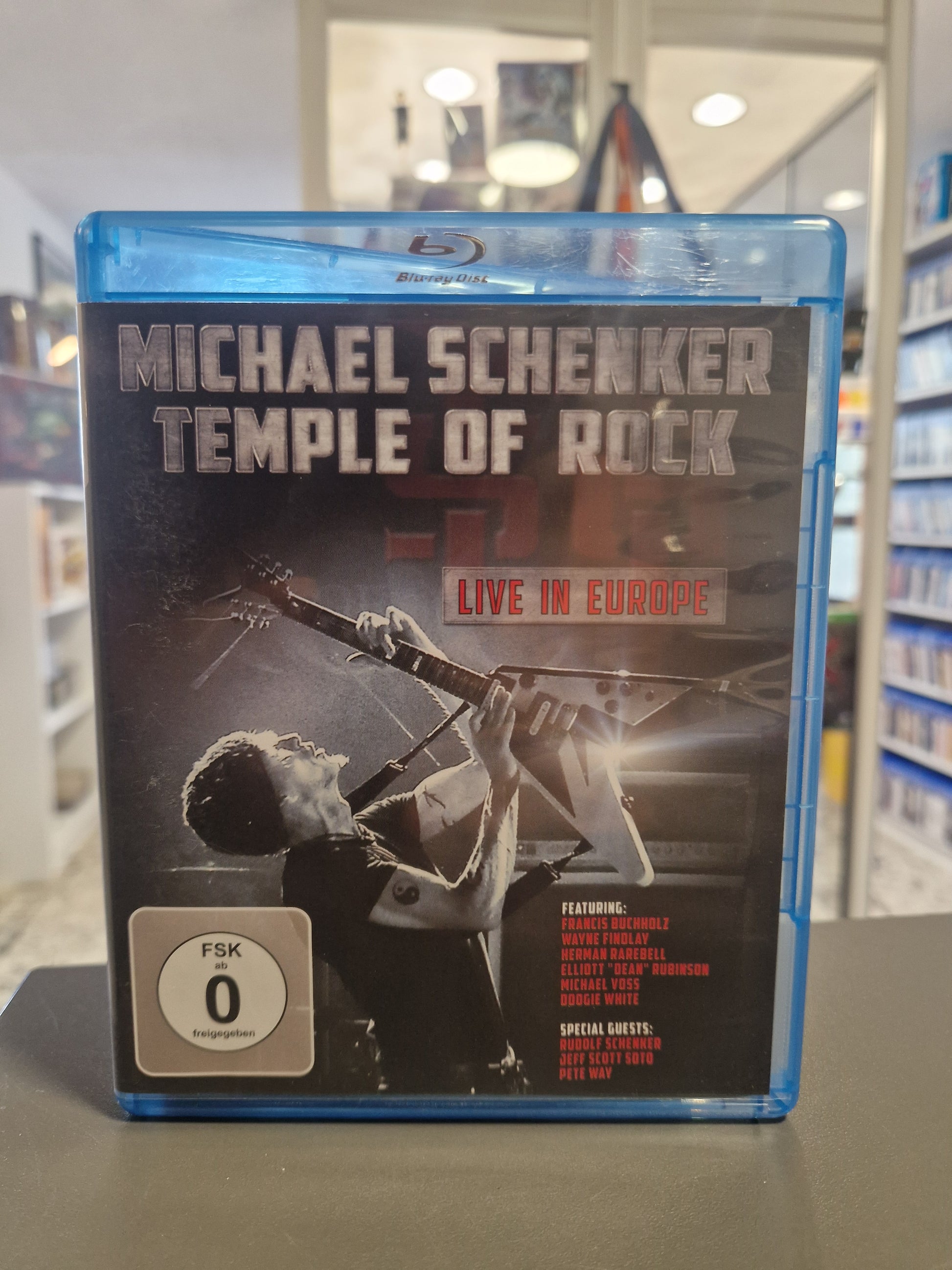 Vorderseite der Blu-ray Hülle von Michael Schenker Temple of Rock Live in Europe mit weißem FSK 0 Logo.