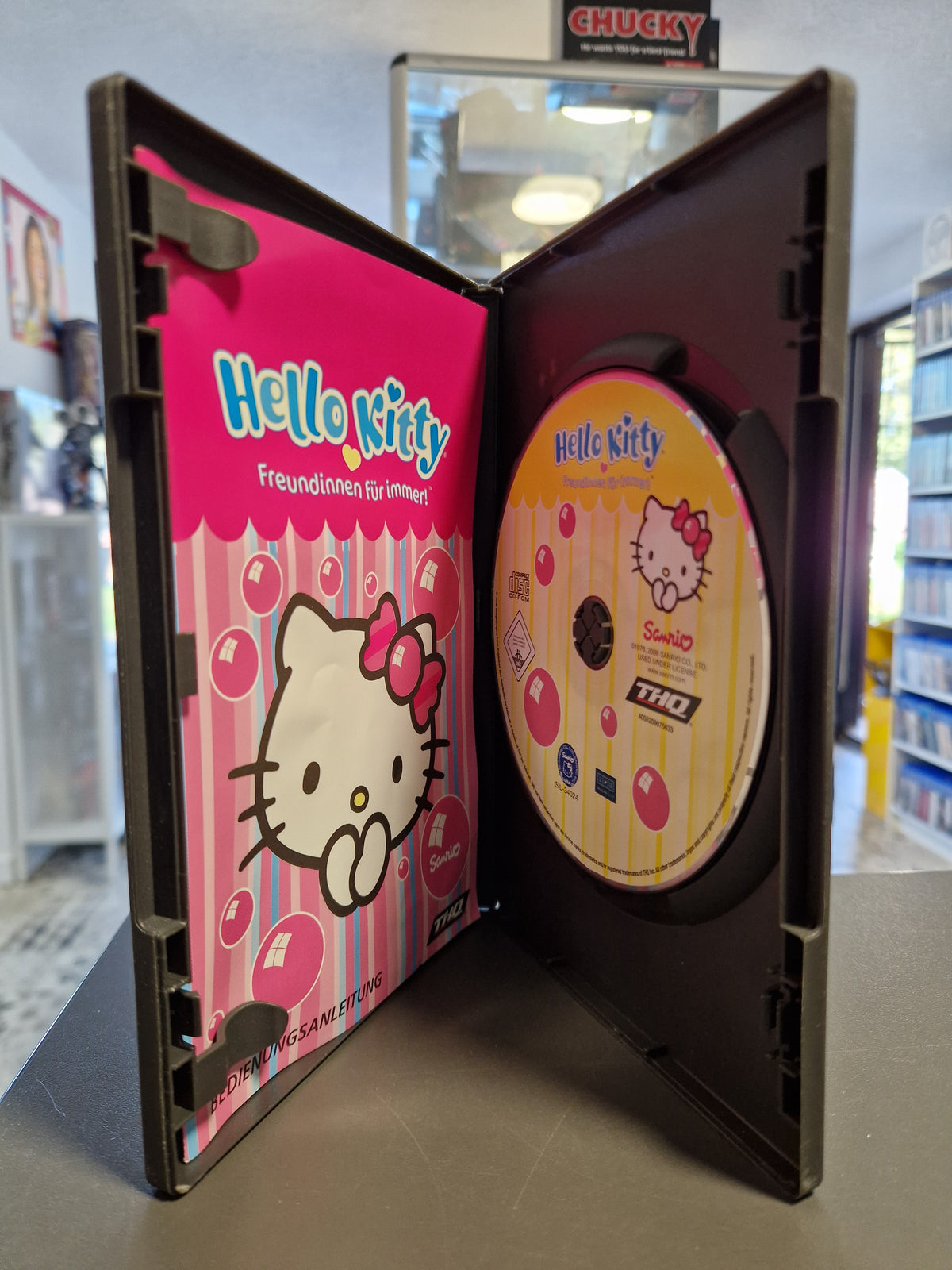 Geöffnete PC Hülle von Hello Kitty Freundinnen für immer mit CD-ROM und Bedienungsanleitung.