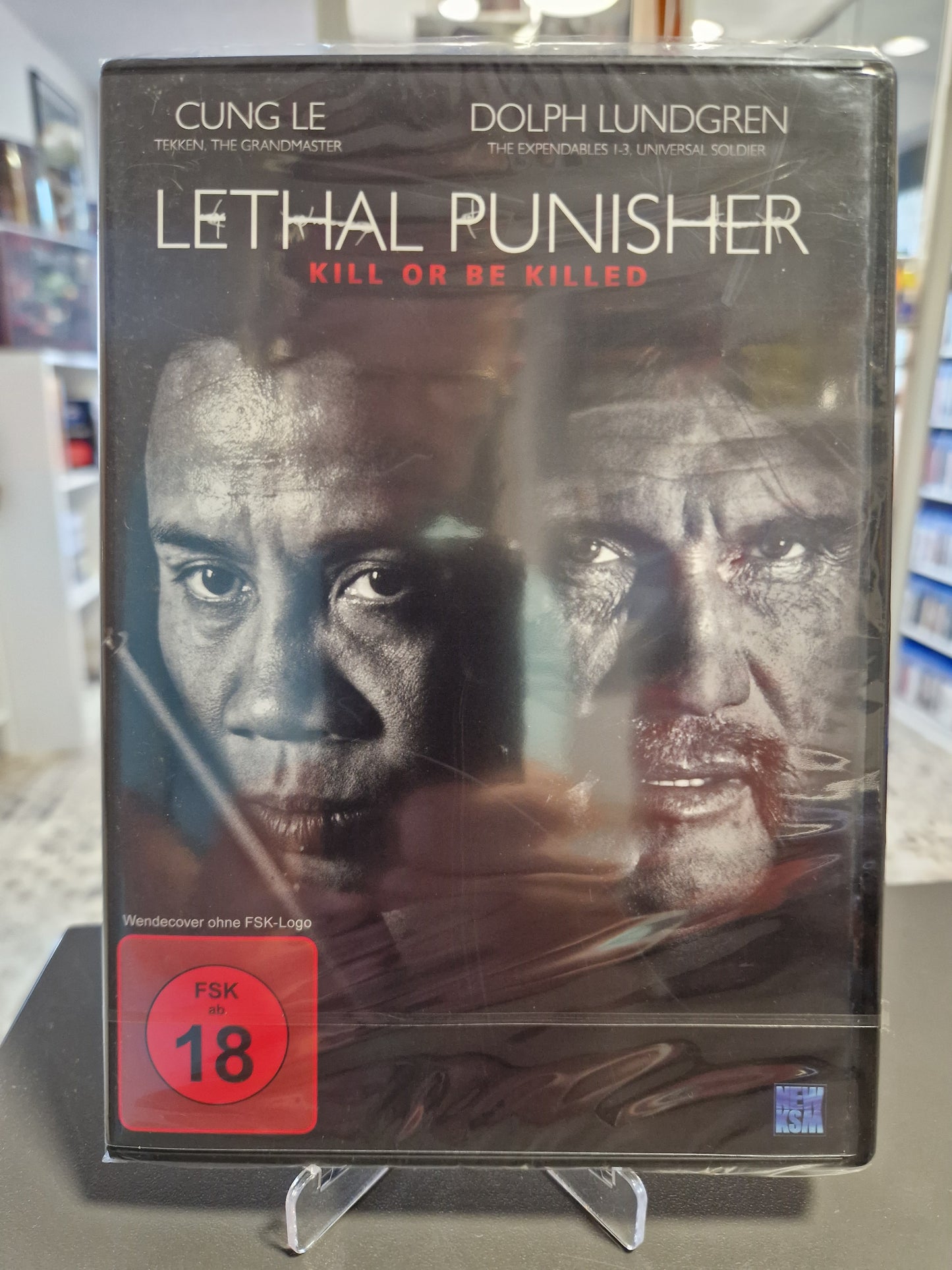 Originalverpackte und in Folie eingeschweißte DVD des Actionfilms Lethal Punisher - Kill or be Killed mit rotem FSK 18 Logo. Auf dem Cover sind die Gesichter von Cung Le und Dolph Lundgren in Schwarz-Weiß zu sehen.