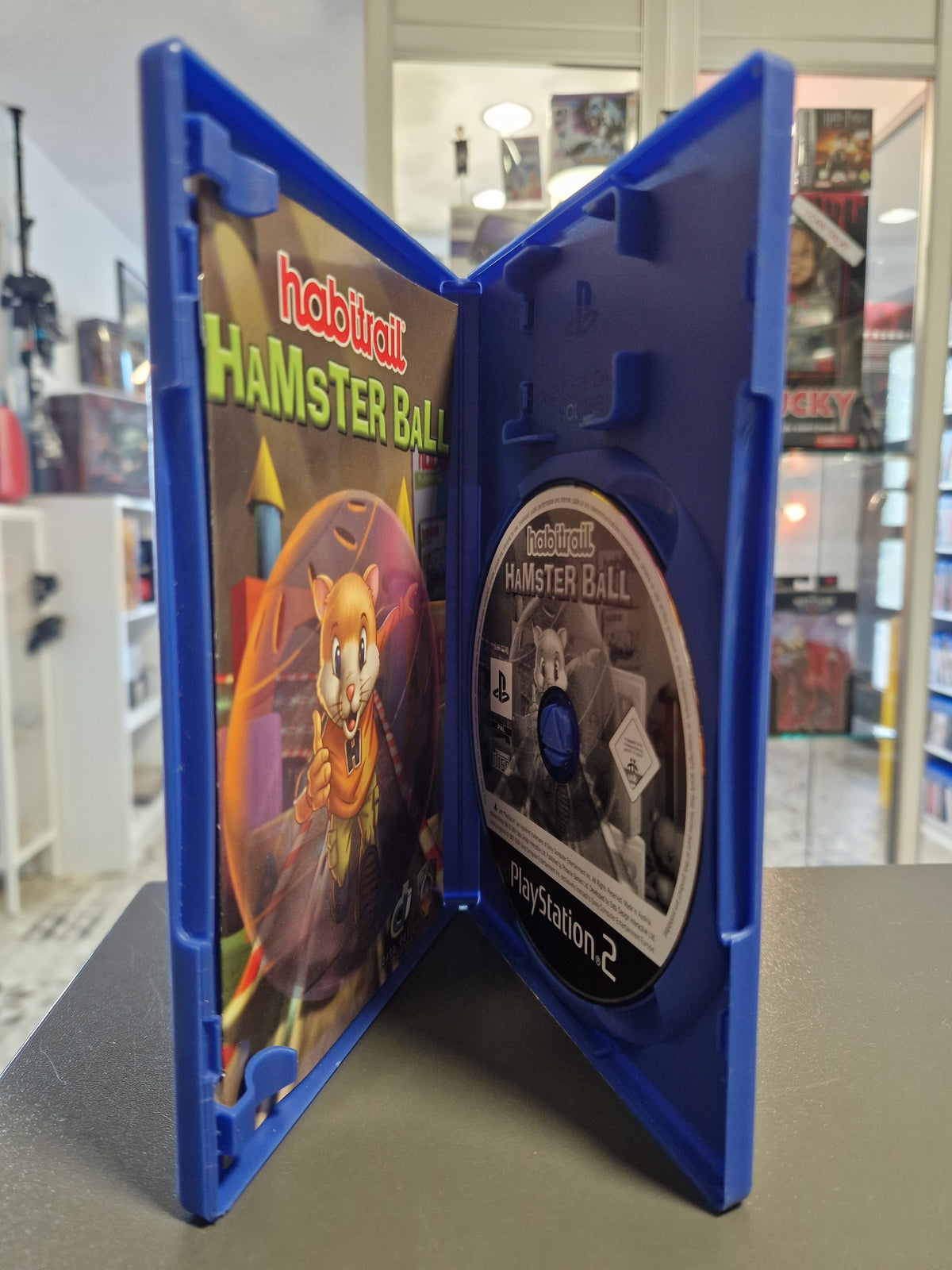 Geöffnete PlayStation 2 Hülle von Habitrail Hamster Ball mit Disc und Booklet.