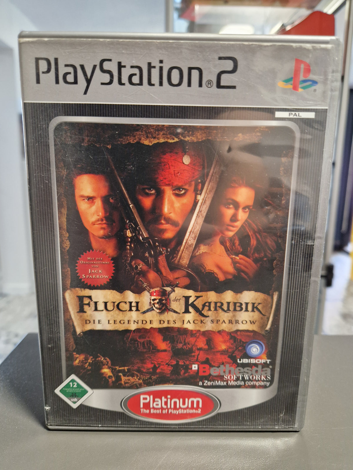 Vorderseite der PS2 Platinum Hülle von Fluch der Karibik Die Legende des Jack Sparrow.