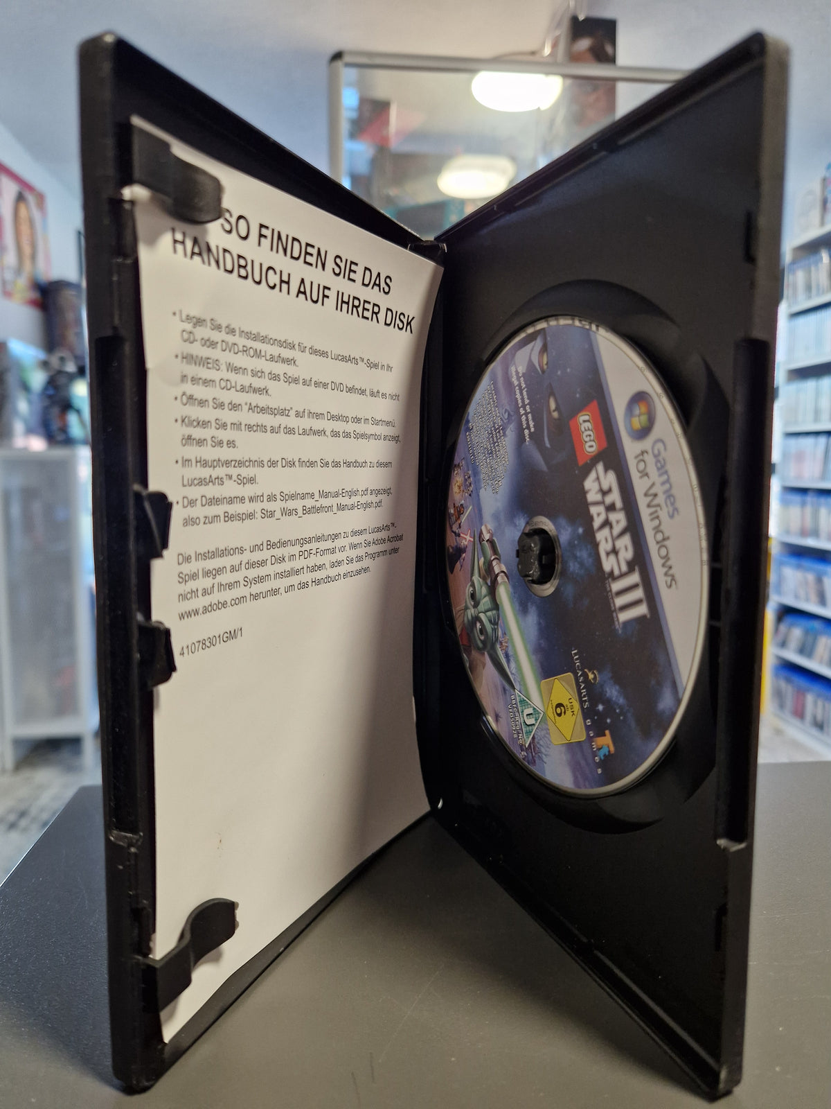 Geöffnete PC Hülle von LEGO Star Wars III The Clone Wars mit DVD-ROM und Infokarte