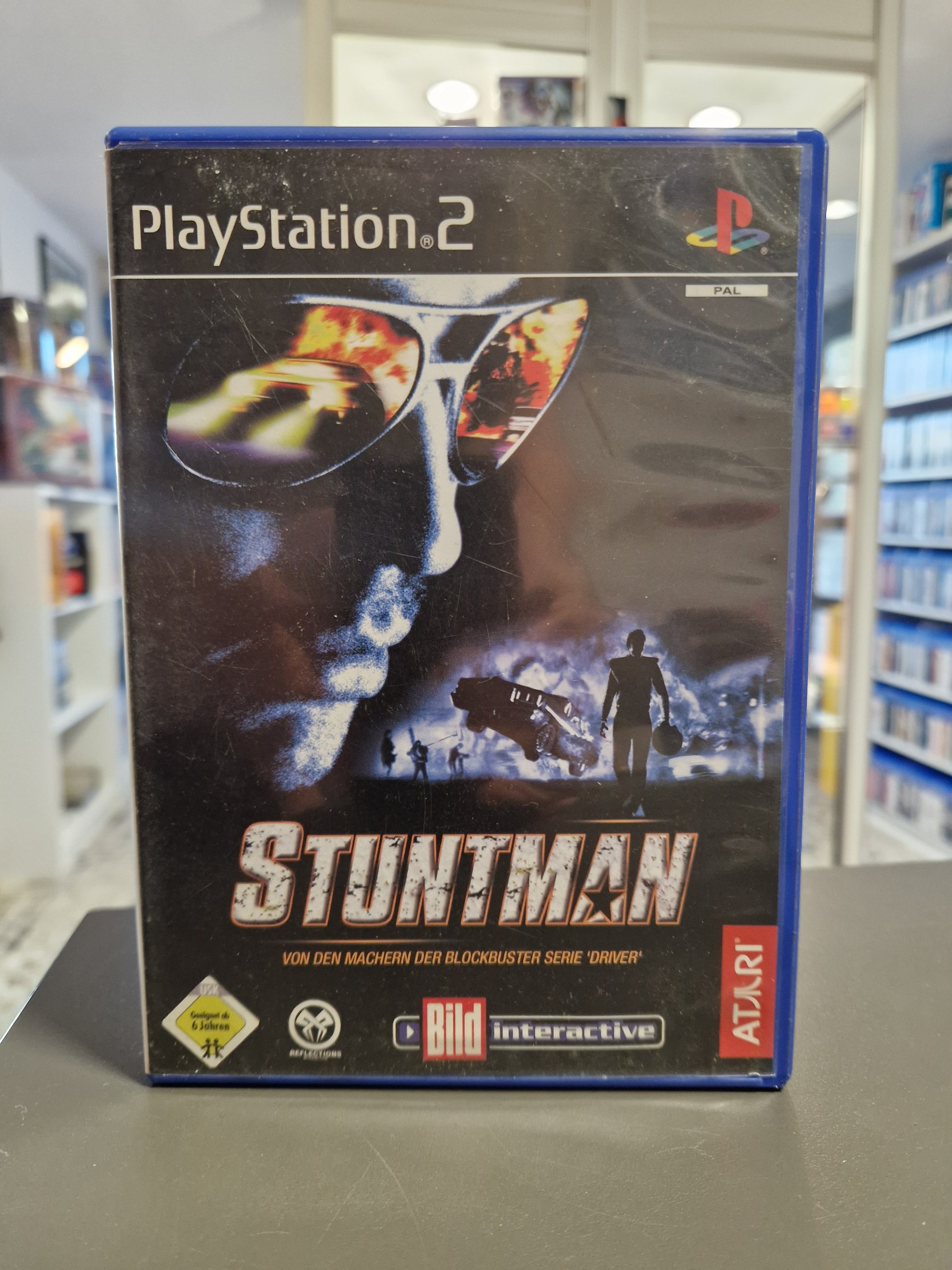 Cover von Stuntman für PS2 mit einem spektakulären Auto-Stunt vor einer Filmkamera.