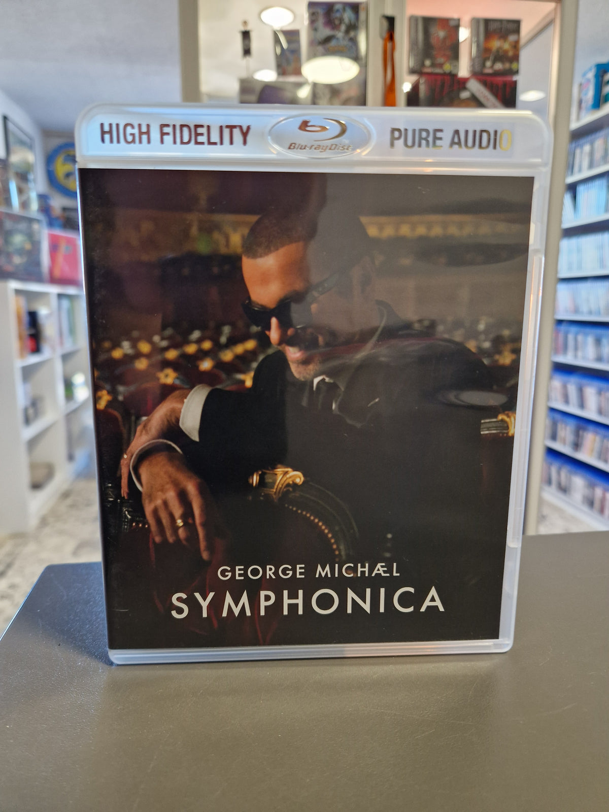 Vorderseite der High Fidelity Pure Audio Blu-ray Hülle von George Michael Symphonica.